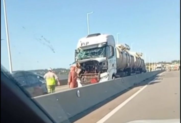 Engavetamento com oito veículos bloqueia sentido Sul da Ponte Anita Garibaldi