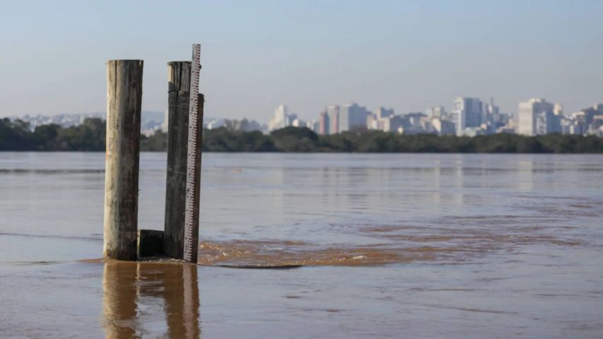 Guaíba sobe e Defesa Civil emite alerta de alagamento em Porto Alegre