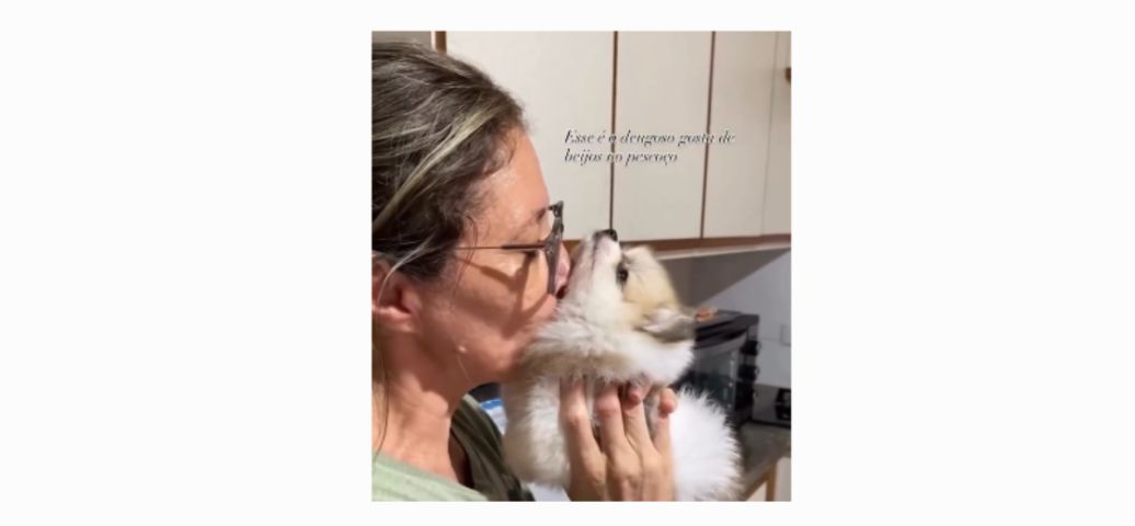 (Vídeo) Tutora enche pet de 'cheirinhos' e ele retribui carinho com jeitinho fofo