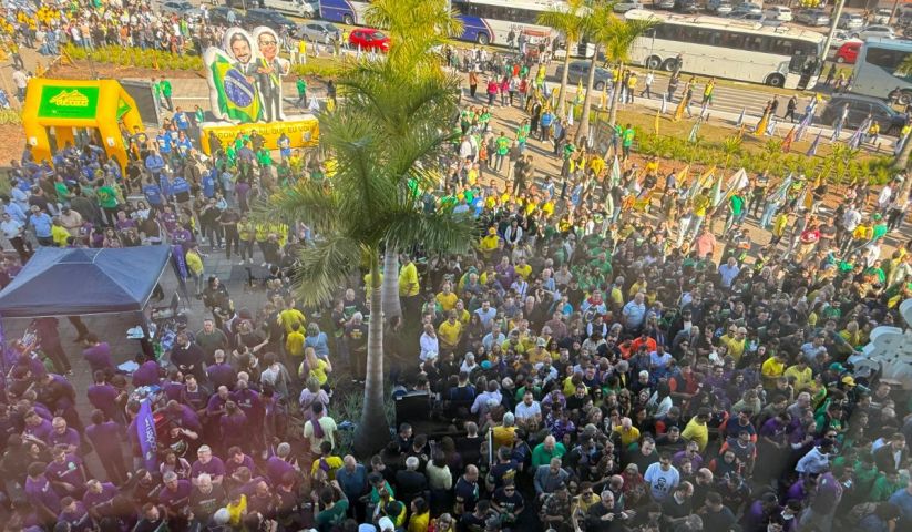 (Vídeo) Com Carlos e Flávio Bolsonaro, apoiadores lotam convenção do PL em SC e ‘pintam’ arena de verde e amarelo