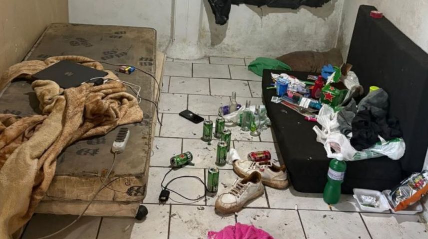 Jovem mantida em cárcere e ameaçada com vídeos íntimos por namorado que conheceu em jogo online é resgatada em Nova Veneza
