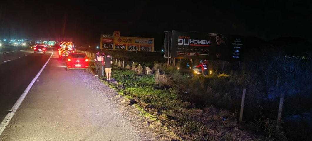 Motorista perde o controle do automóvel e sai da pista na BR-101 em Jaguaruna
