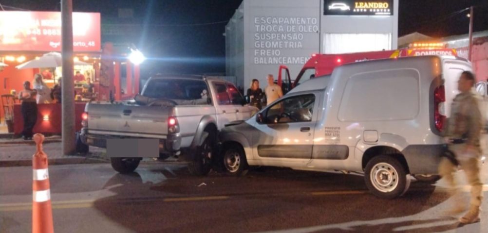 Motorista invade pista contrária e provoca colisão entre veículos em Laguna