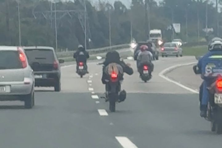 Motociclista faz manobra superman na BR-101 entre Capivari de Baixo e Tubarão; VÍDEO