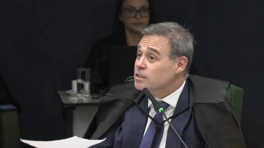 Pedido do PT para excluir vídeo de Flávio Bolsonaro que associa a sigla ao PCC e CV é negado por André Mendonça