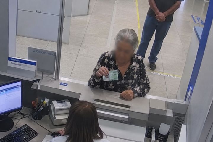 Mulher é presa por suspeita de aplicar golpe com documento falso em agência bancária de Imbituba