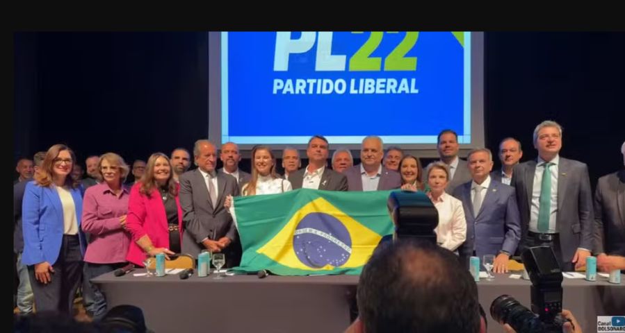 Flávio Bolsonaro anuncia deputado Alfredo Gaspar como vice na chapa dele à Presidência