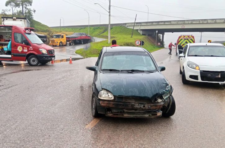 Colisão entre dois carros deixa três pessoas feridas na Rodovia dos Imigrantes, em Sangão