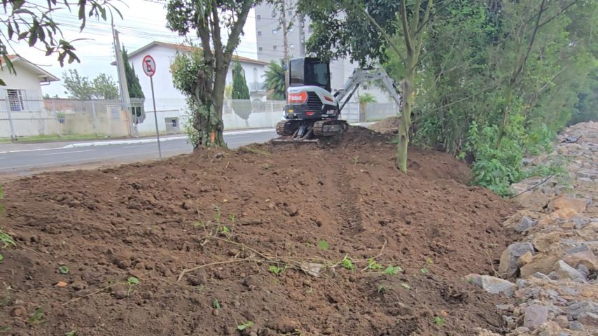 Prefeitura inicia recuperação da Beira-Rio no trecho do enrocamento na margem esquerda, em Tubarão