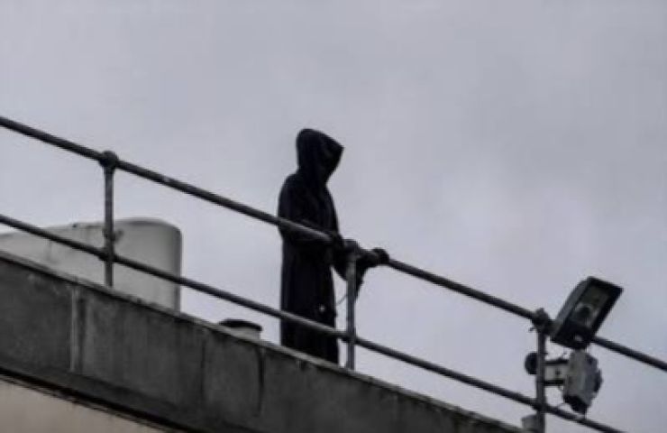 Fantasiado de Corvo e com uma faca, homem é preso após subir em telhado de hospital