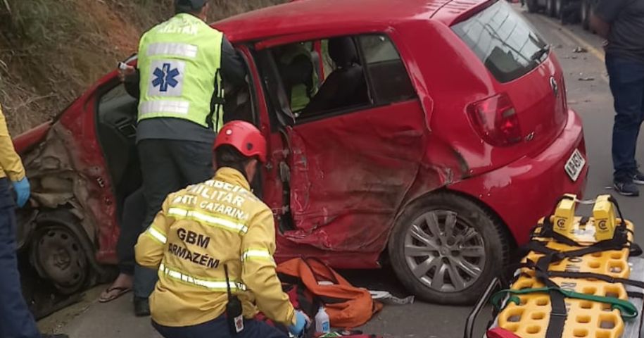 Idoso fica ferido após colisão frontal entre carro e carreta na SC-435, em Armazém