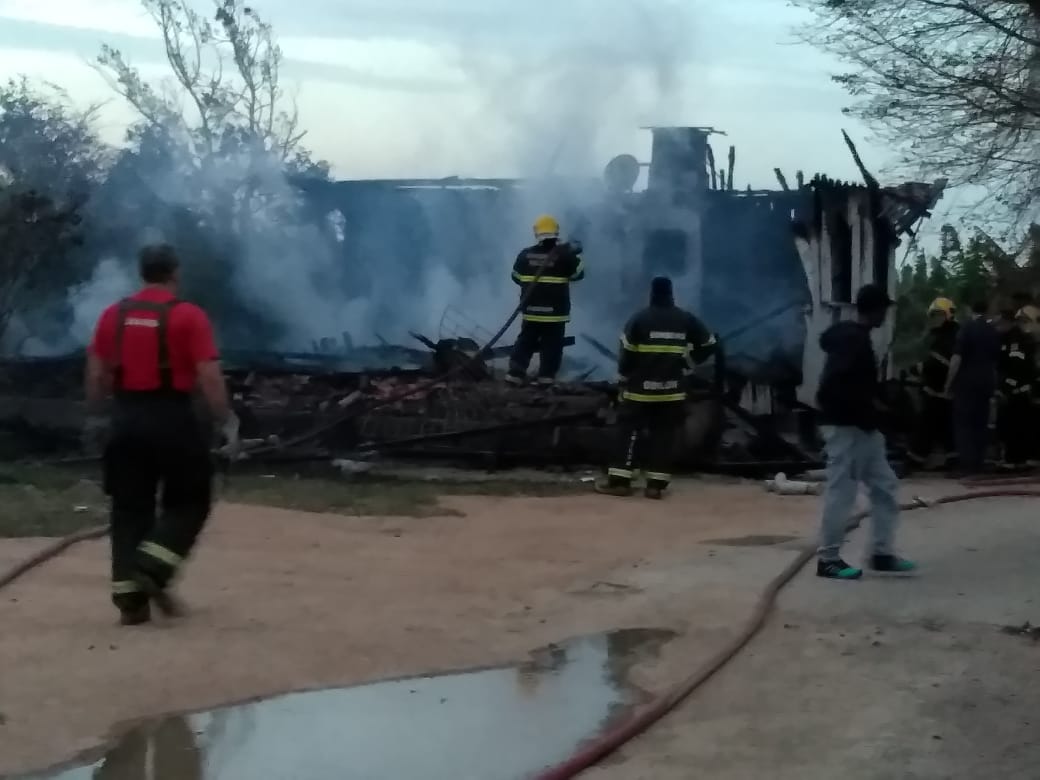 Família precisa de ajuda para reconstruir casa perdida em incêndio