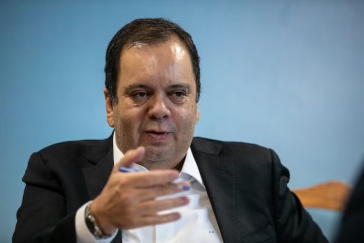 Ele já foi branco, pardo e agora é preto: troca de raça de deputado baiano intriga eleitores