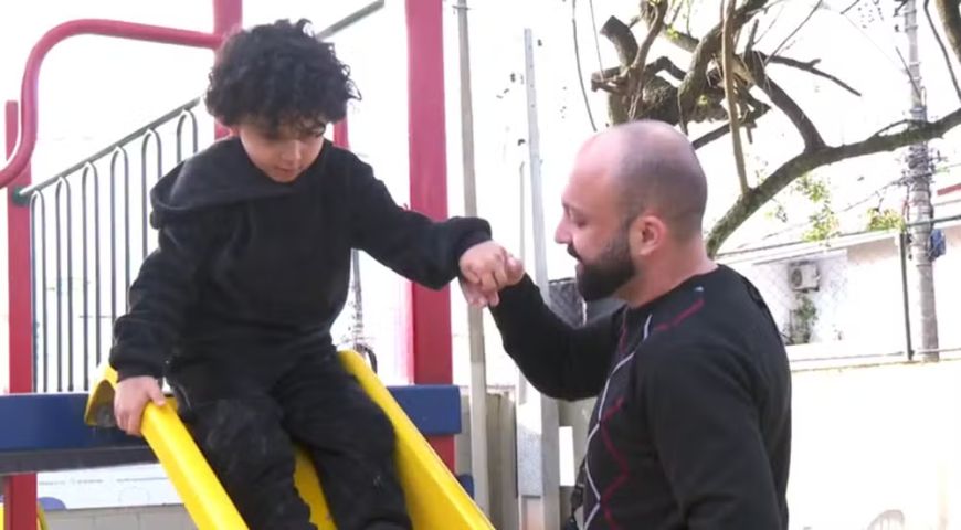 Pai abre mão de 75% do salário para estudar fonoaudiologia e ajudar filho autista a desenvolver a fala: 'Sou muito mais feliz'