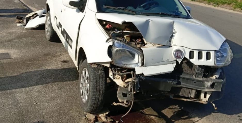 Motorista fica ferida após carro bater em placa e poste em Jaguaruna