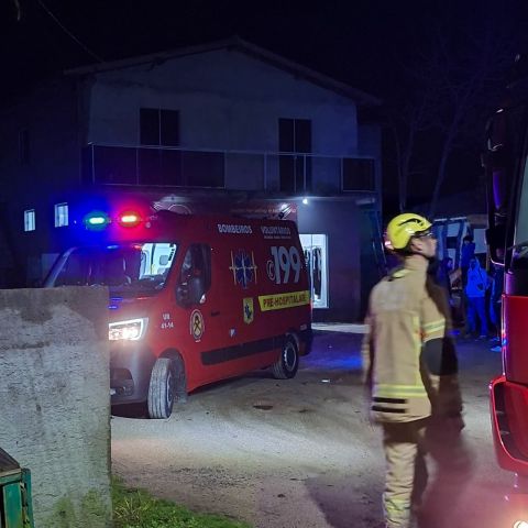 Homem cai de laje durante serviço e precisa de atendimento dos bombeiros em Jaguaruna