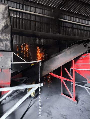 Princípio de incêndio atinge rede elétrica de empresa de carvão em Treze de Maio
