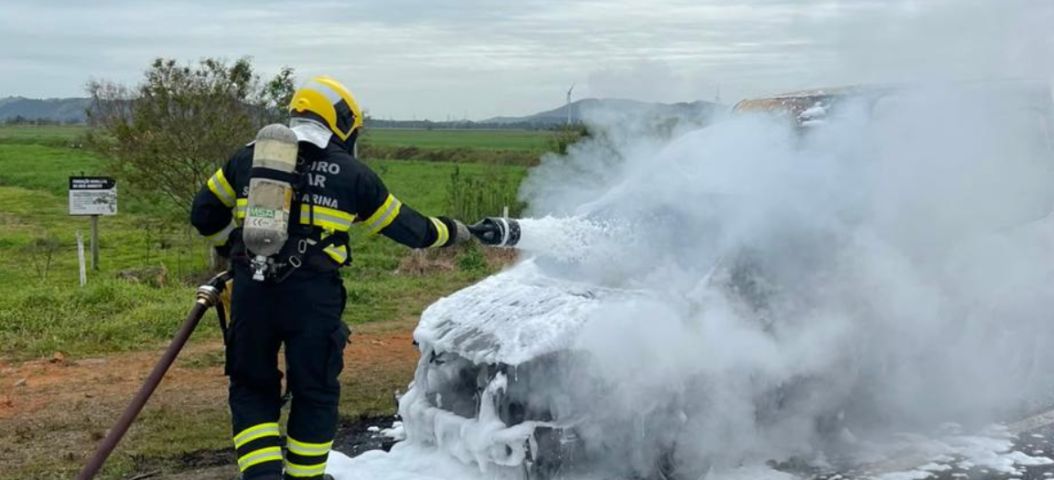 (Vídeo) Fiorino pega fogo às margens da Rodovia Ivane Fretta Moreira, em Tubarão