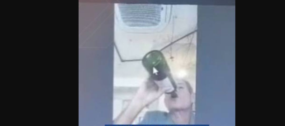 (Vídeo) Juiz do TJMG é flagrado de bermuda, fumando e bebendo durante sessão virtual