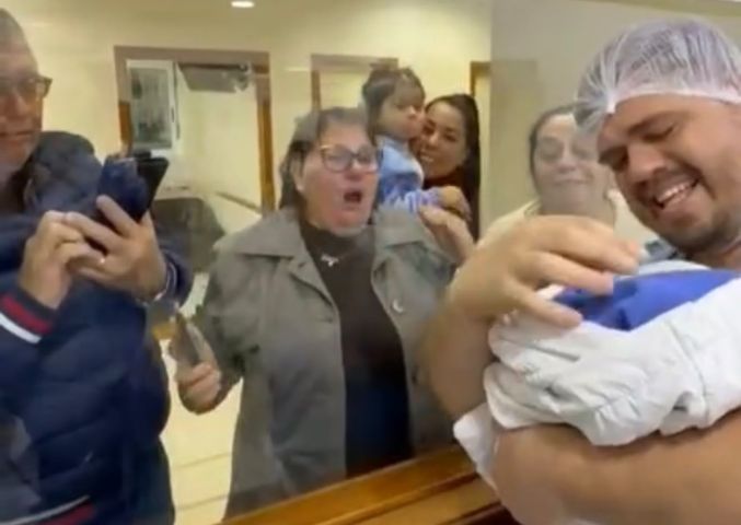 Avó desmaia de emoção ao ver neto recém-nascido pela janela da maternidade; VÍDEO