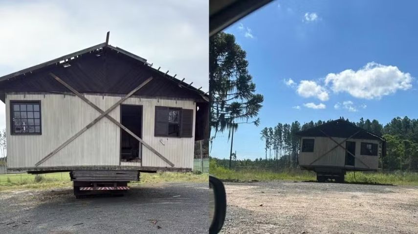 Casa de madeira presa em caminhão há 5 meses em Criciúma aguarda licença para remoção