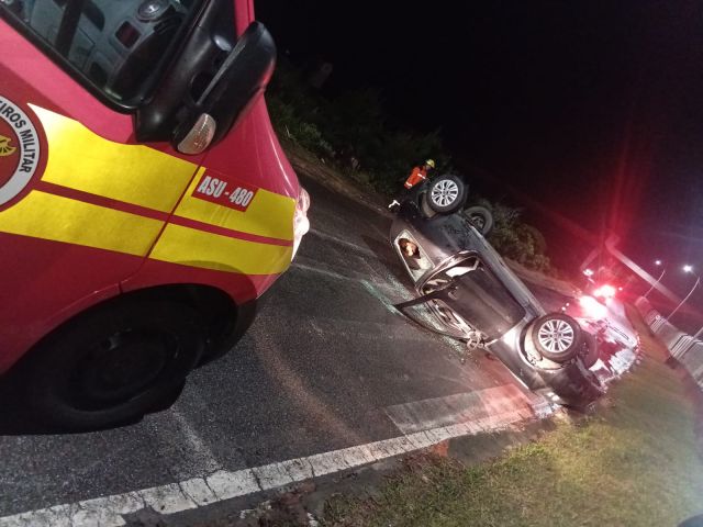 Motorista perde controle em curva e carro capota na Praia do Gi, em Laguna