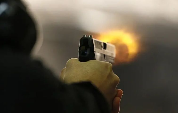 Homem é preso após efetuar disparos de pistola durante desentendimento entre vizinhos em Laguna