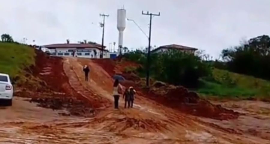 (Vídeo) Lama dificulta acesso de ônibus escolar a escola de Jaguaruna após chuva