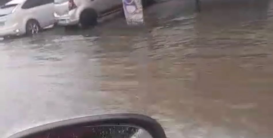 Chuva alaga Avenida Pedro Zapelini em Tubarão nesta quinta-feira (13); VÍDEO