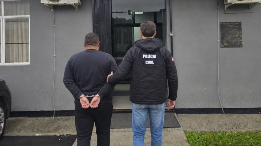 Homem é preso em Laguna por tentar matar a esposa e as três filhas