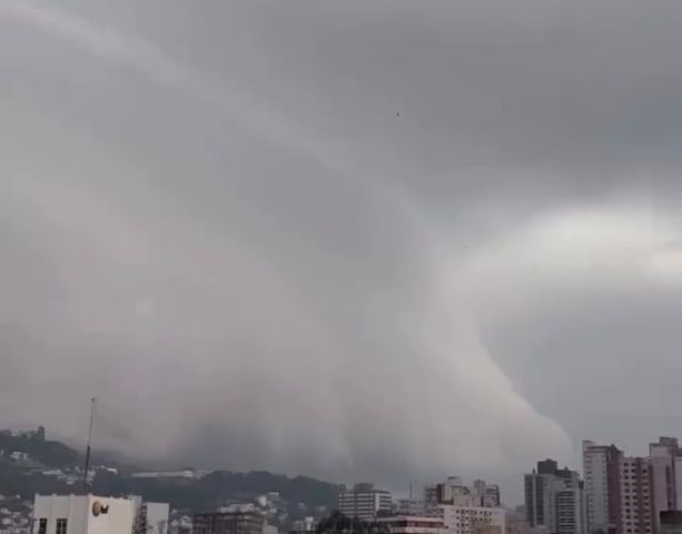 (Vídeo) Nuvem assustadora encobre Joaçaba e anuncia chegada de temporal no Meio-Oeste de SC