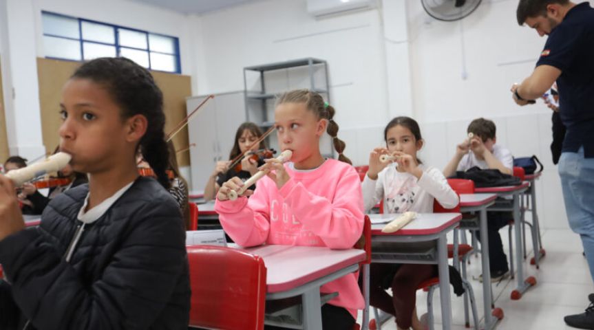 Alunos da rede municipal de Tubarão terão aulas de violino, violoncelo e flauta