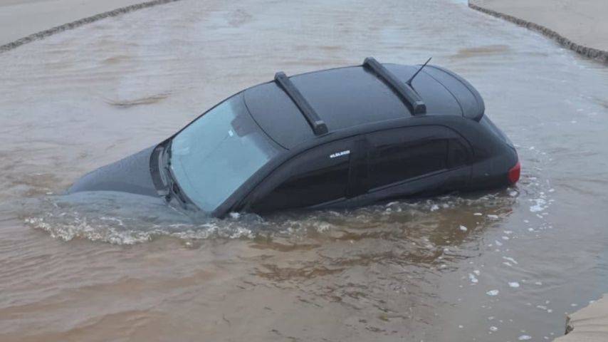 VÍDEO: Carro fica atolado na faixa de areia na praia de Balneário Rincão após avanço da maré