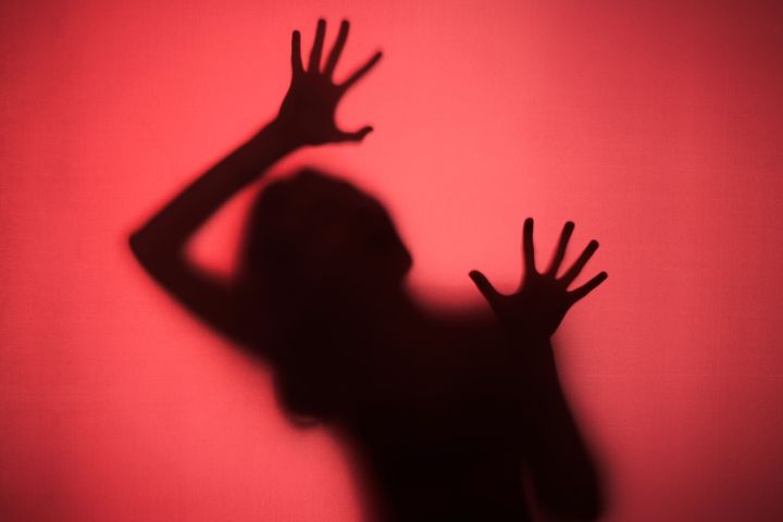 Homem é preso suspeito de agredir companheira com socos em Laguna
