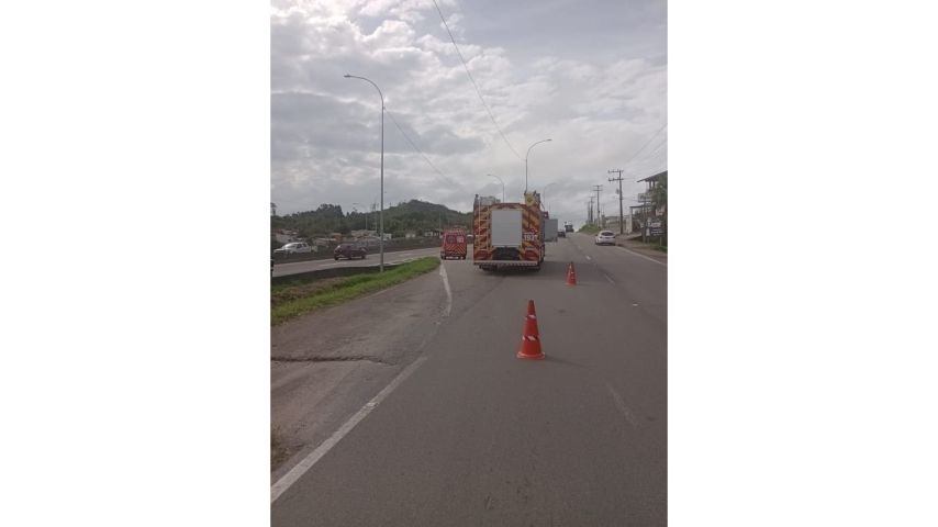Mulher fica ferida em acidente envolvendo colisão de uma motocicleta com guard-rail