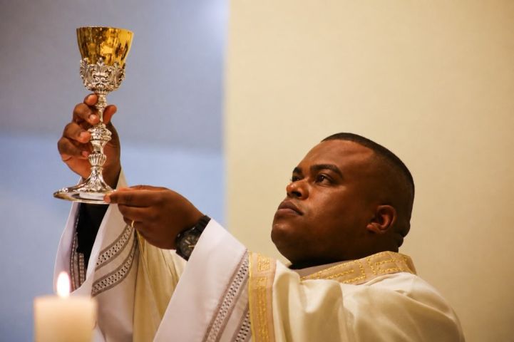 Catedral de Tubarão recebe multidão para ordenação de novo padre