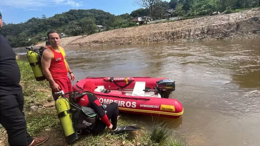 Menino de 6 anos é arrastado por correnteza ao tentar salvar cachorro em Santo Amaro da Imperatriz