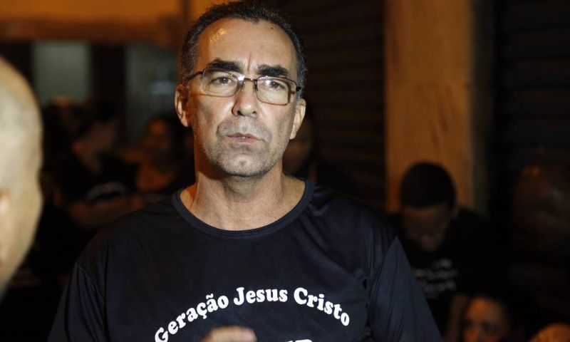 Pastor condenado por discurso de ódio volta à polêmica após amaldiçoar a ex-esposa em culto; VÍDEO