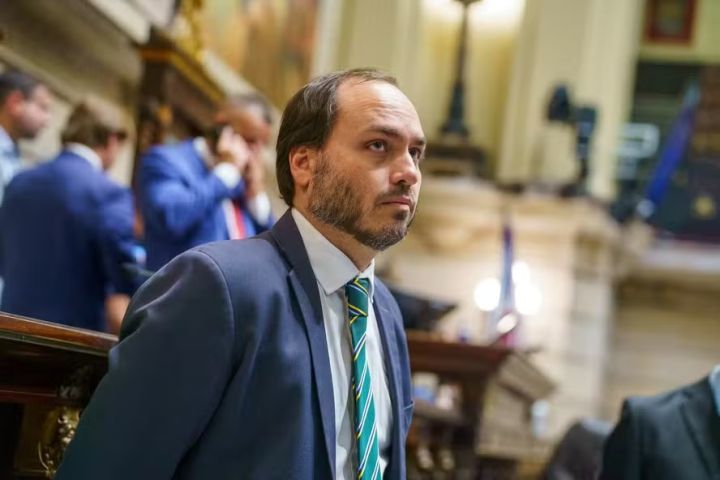 Carlos Bolsonaro lidera disputa ao Senado em SC, mas segue dentro da margem de erro