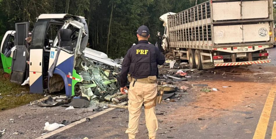 Acidente entre ônibus e carreta deixa ao menos 23 mortos no Paraná; vídeo mostra destroços