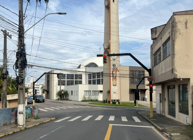Mudanças no trânsito: semáforos ganham mais tempo de sinal verde em dois cruzamentos de Tubarão