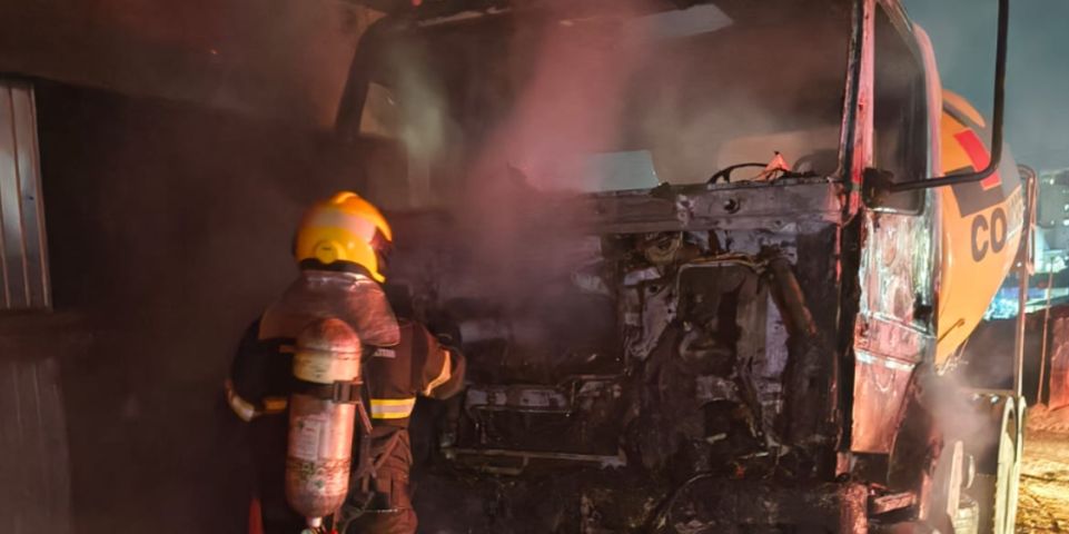 Caminhão pega fogo dentro de galpão de empresa em Orleans