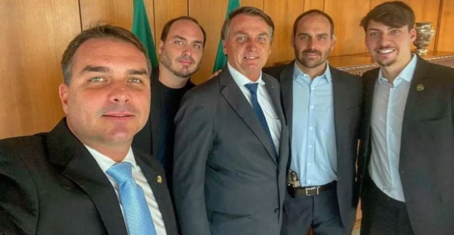 Moraes libera visitas de Carlos e Jair Renan a Bolsonaro em casa após suspensão de 30 dias