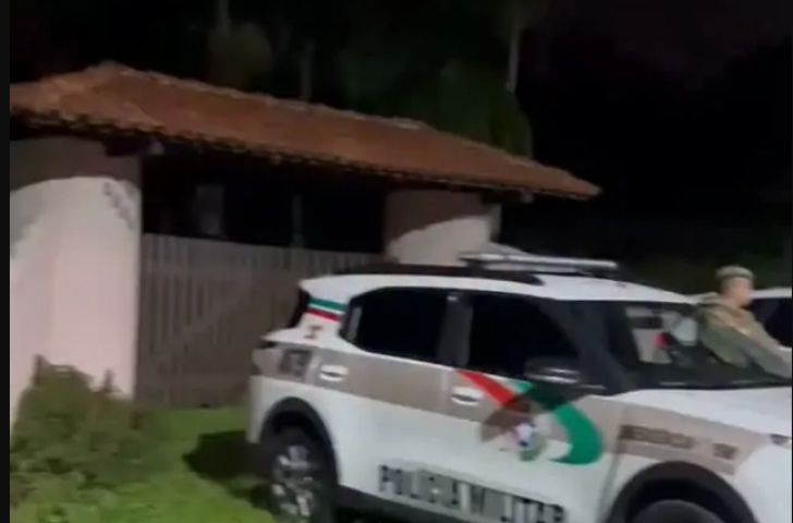 (Vídeo) Homem invade casa e mata ex-companheira e atual namorado a tiros em Criciúma