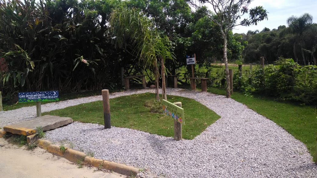 Espaço para lixeiras é transformado em área de convivência na Praia do Rosa