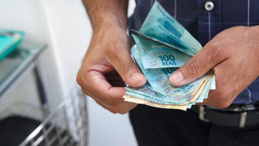Governo projeta salário mínimo de R$ 1.741,00 para 2027