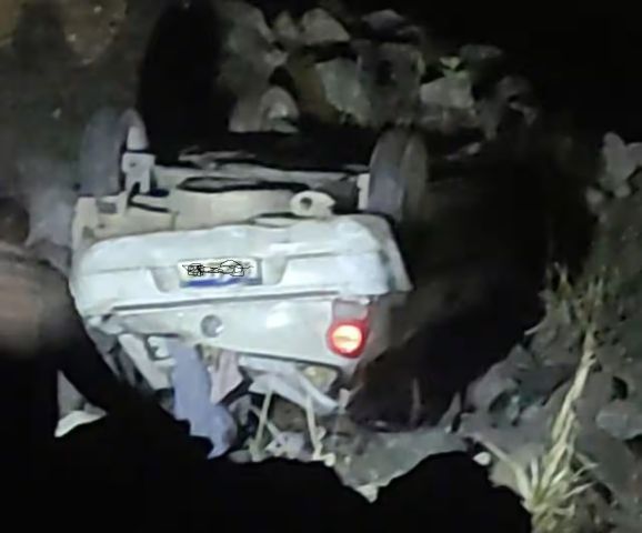 Motorista sobrevive após carro cair de penhasco de 30 metros na SC-390, em Lauro Müller