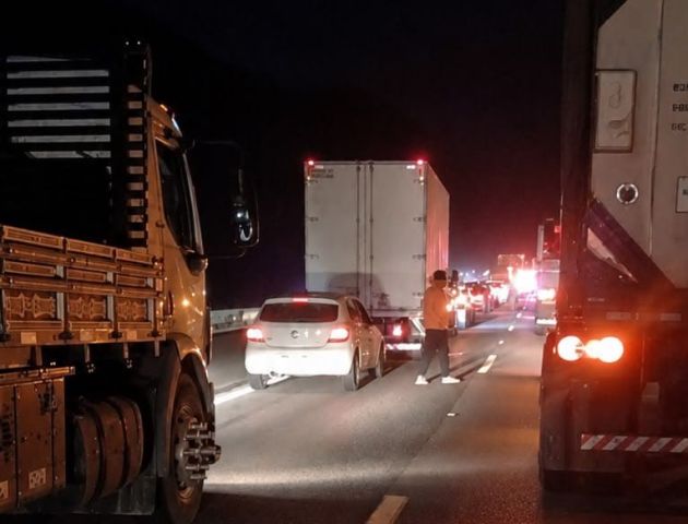 Acidente provoca interdição total da BR-101 no Morro dos Cavalos