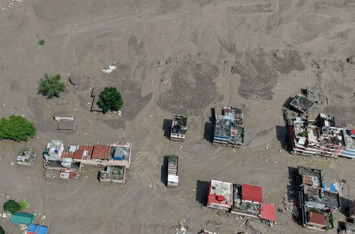 (Vídeo) Inundação repentina deixa 31 mortos e mais de 380 desaparecidos e destrói vilas na fronteira do Nepal com o Tibete