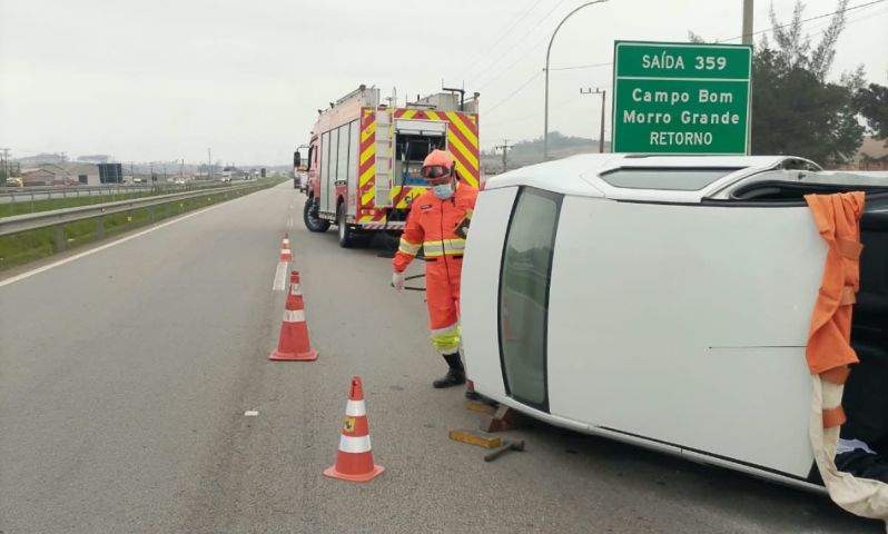 Mulher fica presa às ferragens após capotamento na BR-101 em Sangão